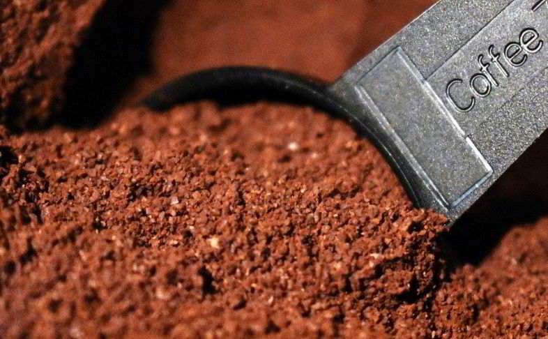 Concime naturale per piante: caffè da mischiare al substrato.
