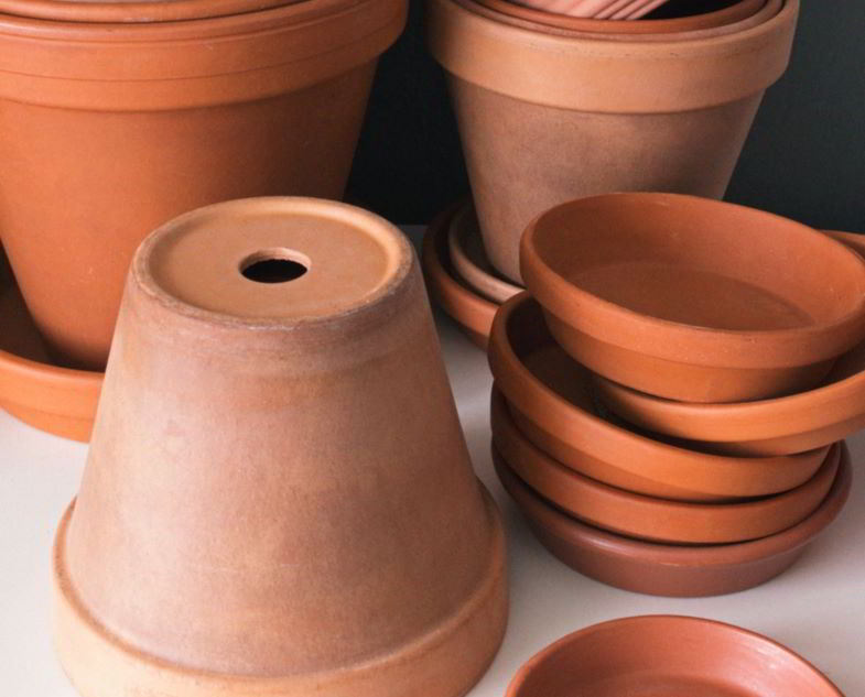 forma circolare dei vasi in terracotta