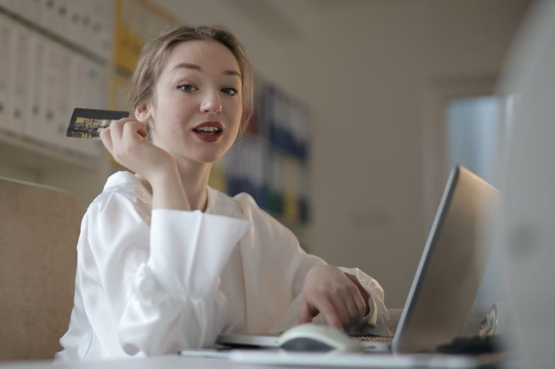ragazza che sta per fare un acquisto dei semi di canapa online