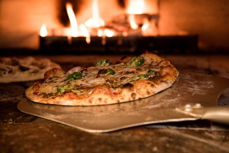 pizza con impasto alla farina di cannabis