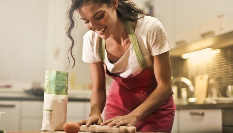 donna che usa le proteine di canapa per l'impasto dei dolci