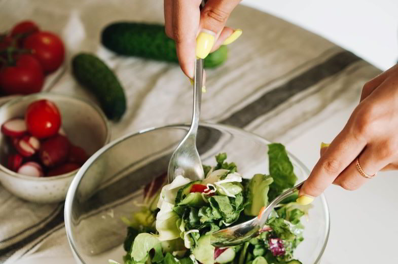 insalata da arricchire con i semi di canapa