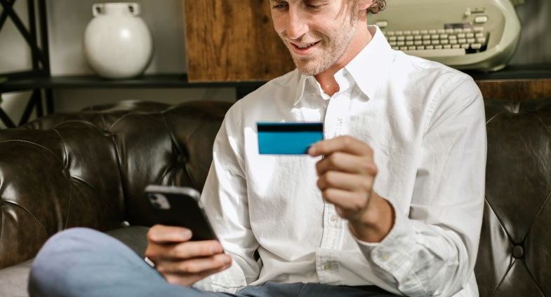 uomo che acquista semi di cannabis online