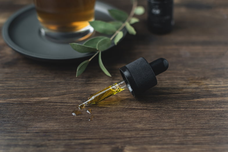Pipetta contenente olio di CBD