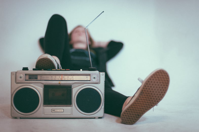 Ragazza che ascolta musica alla radio | SensorySeeds