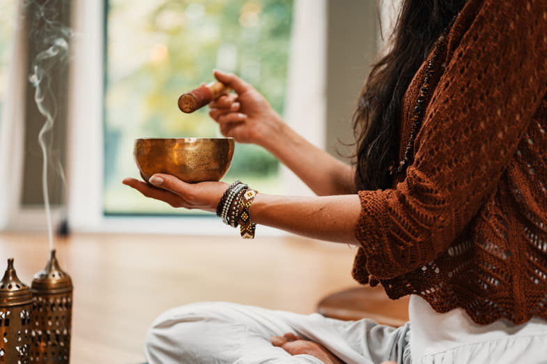 Donna che prepara essenze naturali per la meditazione | Sensoryseeds