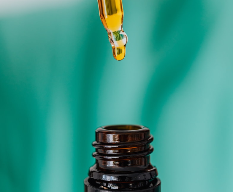 Olio di cannabis versato con una pipetta | Sensoryseeds