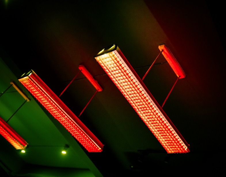 Red fluorescent lamp hanging from the ceiling Utilizzare luci con spettro di colore freddo